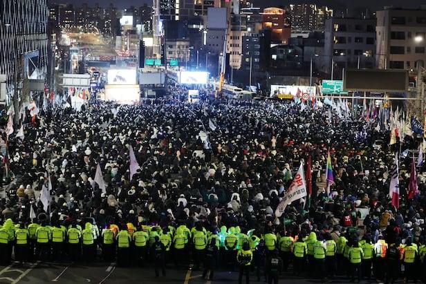 总统官邸附近爆发大规模集会,尹锡悦支持者与反对派互骂,有民众与警方发生冲突被捕