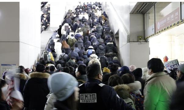 总统官邸附近爆发大规模集会,尹锡悦支持者与反对派互骂,有民众与警方发生冲突被捕