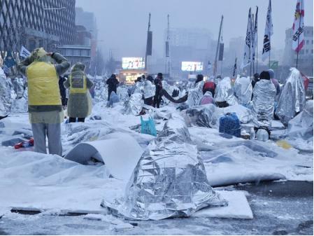 韩媒:尹锡悦逮捕令有效期临近,数千名韩民众在大雪中身披保温毯坚持集会