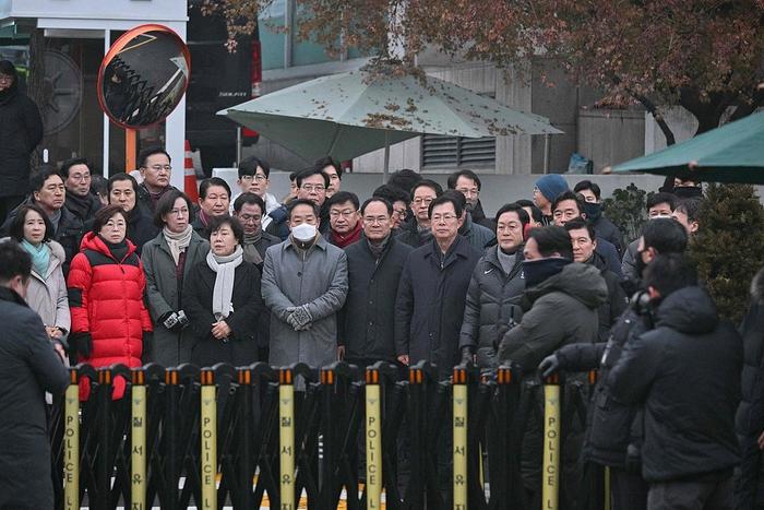 公调处“转包”逮捕令,总统府强硬“反检举”,逮捕尹锡悦成“不可能的任务”?