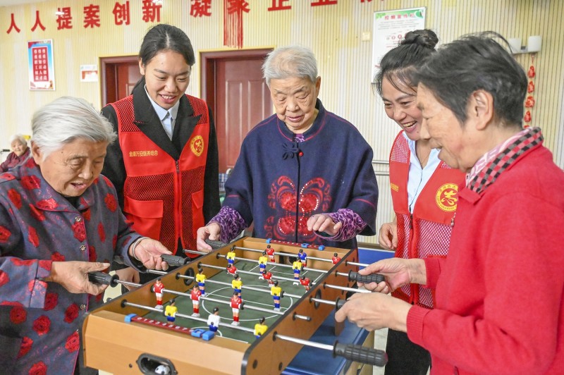 我国将进一步深化养老服务改革发展  完善老年人床边、身边可感可及服务措施