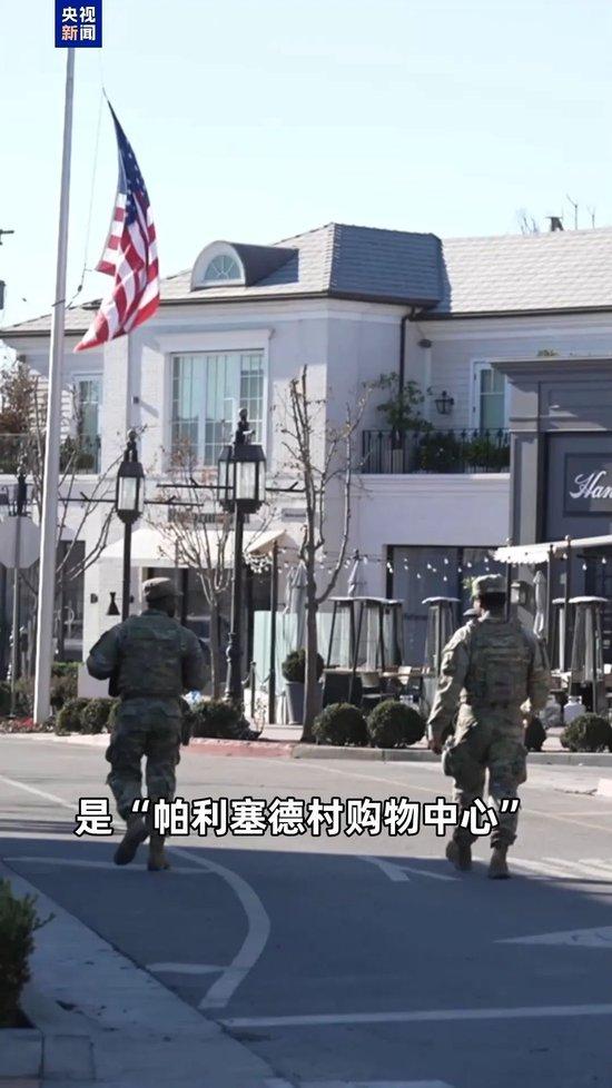 富人有钱能让山火“改道”!洛杉矶一购物中心保存完好,对面建筑却成废墟,因购物中心老板调来一支私人消防队!火还在烧,有房租暴涨8成