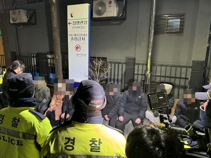 翻越围墙试图进入法院 17名尹锡悦支持者被逮捕