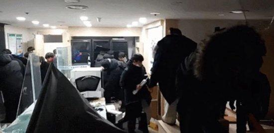 法院遭打砸抢,首尔再现“暴力一夜”