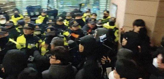 法院遭打砸抢,首尔再现“暴力一夜”