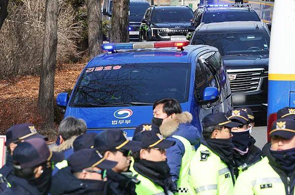 尹锡悦“拘留生活”开启:吃泡菜睡地上