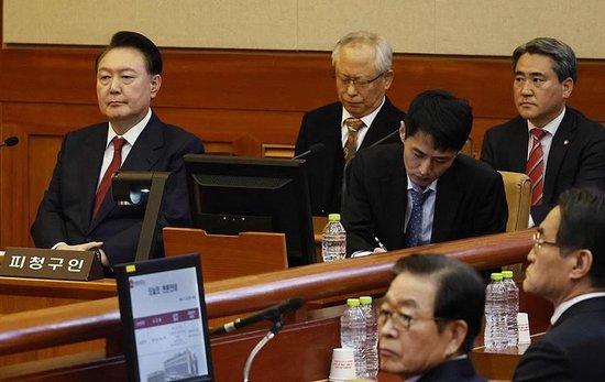 弹劾案庭审辩论白热化:“内乱主谋”大包大揽 尹锡悦间接承认戒严令违法