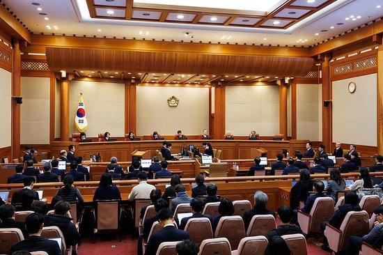 弹劾案庭审辩论白热化:“内乱主谋”大包大揽 尹锡悦间接承认戒严令违法