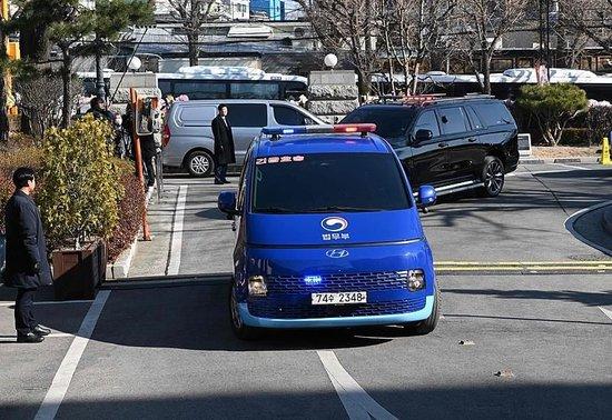 弹劾案庭审辩论白热化:“内乱主谋”大包大揽 尹锡悦间接承认戒严令违法