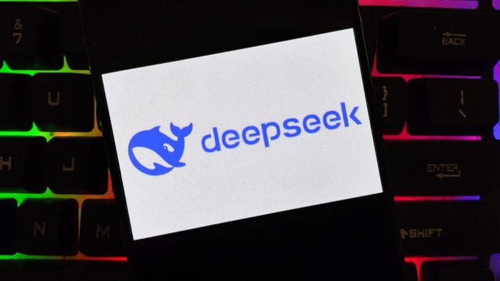 英伟达盘前跌超11%!DeepSeek震动华尔街,高端芯片需求可能放缓?