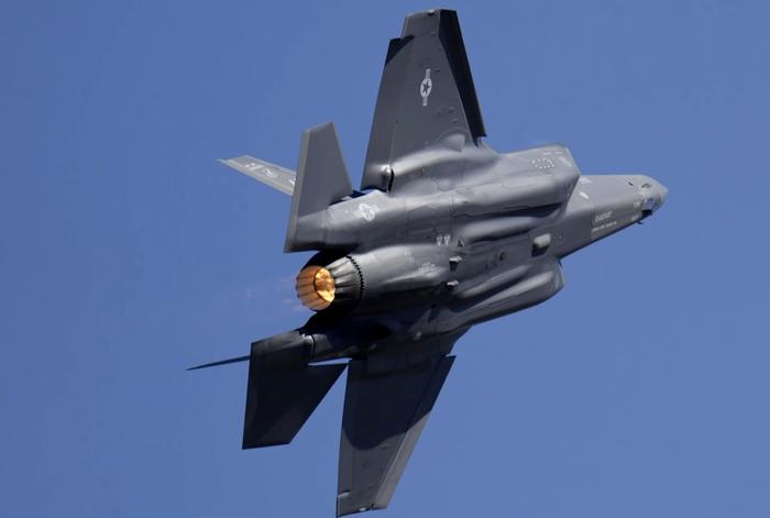 美国F-35战机坠毁,飞行员弹射逃生!爆炸瞬间画面