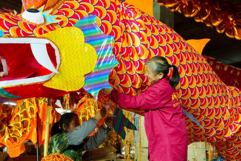 追光｜舞龙灯，非遗年俗走向世界