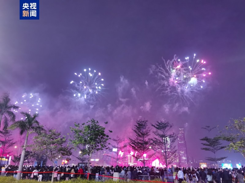 香港举办跨年倒数烟花汇演  喜迎新年
