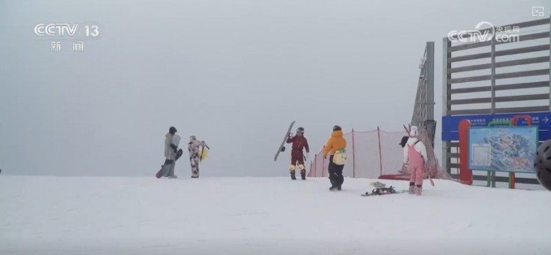 “滑雪+”牵手春节点亮“冰雪经济”  消费新场景持续火爆