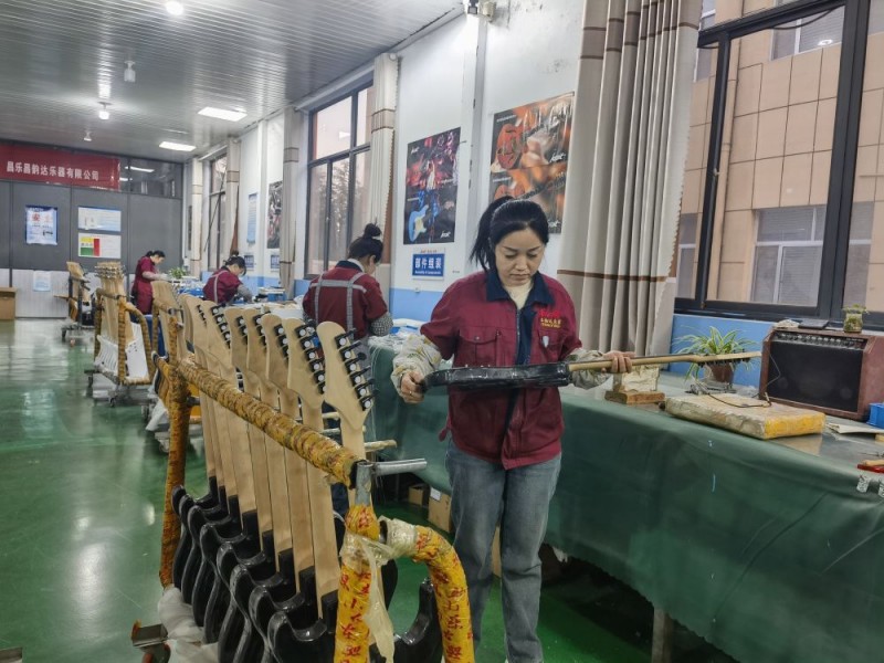 中国经济样本观察・“镇”了不起｜与耳结缘！小吉他“弹”出10亿元“耳朵产业”