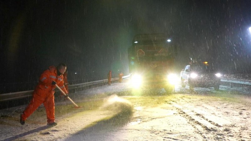 新春走基层丨零下25℃！连夜除雪乌鞘岭
