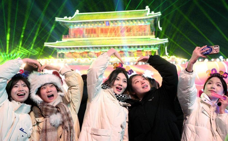 2025启程，每一个人都是主角！――各地群众喜迎元旦