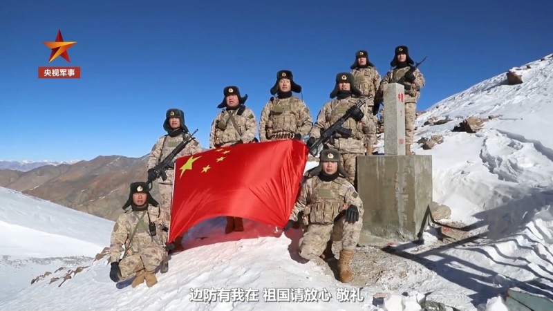 高原官兵巡逻爬1377级天梯 把界碑上的“中国”描得更红