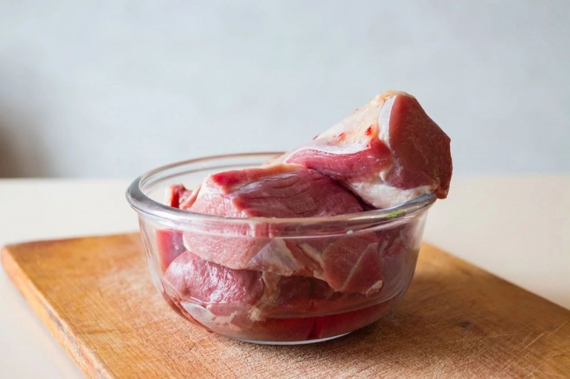 真的别再把肉泡水里解冻了！正确的解冻方法→