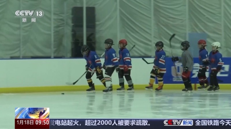 小学里的校冰球馆变身亚冬会冰壶馆？一探究竟→