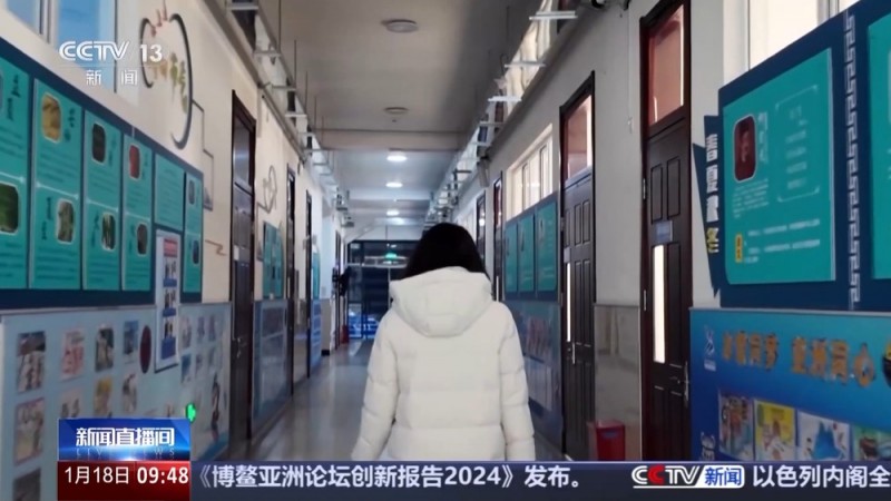 小学里的校冰球馆变身亚冬会冰壶馆？一探究竟→