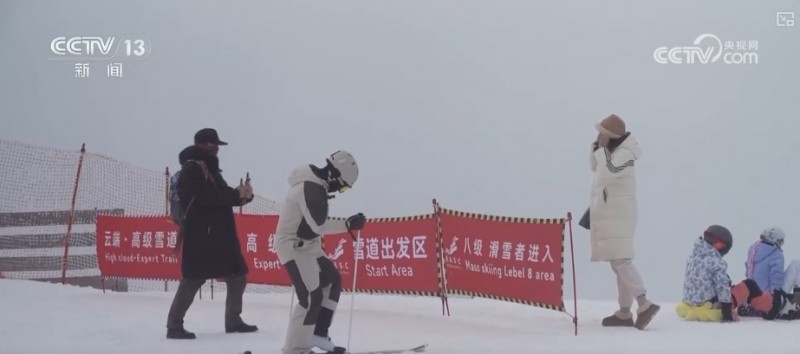 “滑雪+”牵手春节点亮“冰雪经济”  消费新场景持续火爆