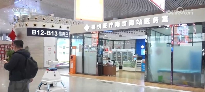 机器人“上岗”“无感通关” 多项暖心服务助力百姓春运便捷出行