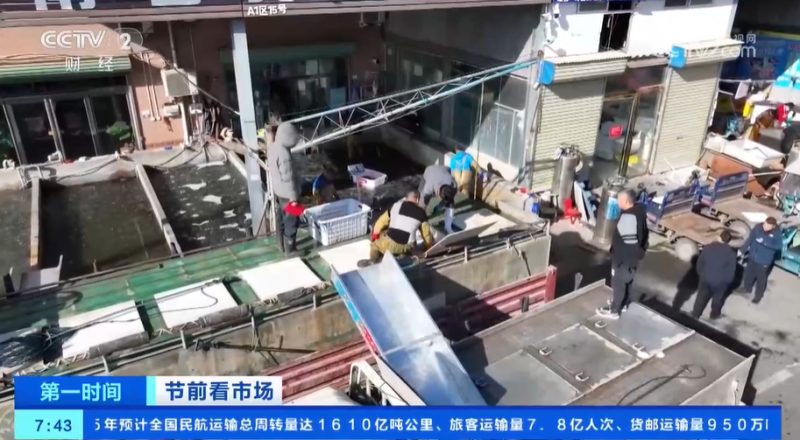 年货市场人气旺 缤纷好物迎新春