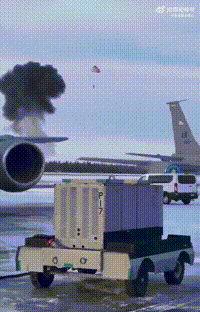 美国F-35战机坠毁,飞行员弹射逃生!爆炸瞬间画面