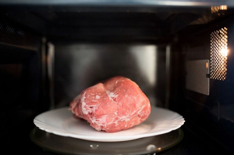 真的别再把肉泡水里解冻了！正确的解冻方法→