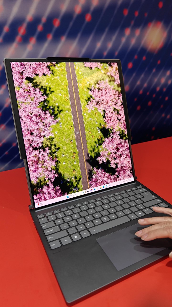 黄仁勋发布 AI 超级计算机后，我们和联想副总裁聊了聊 AI PC 的形态和未来 | CES 2025