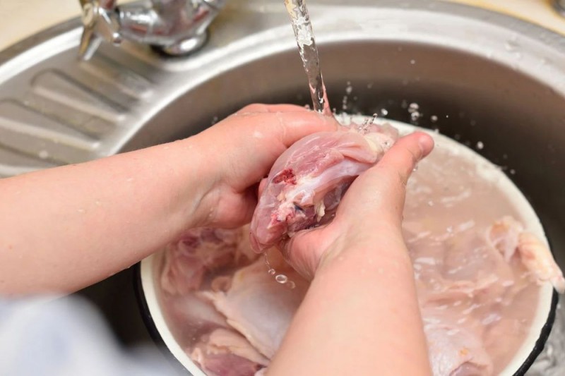 真的别再把肉泡水里解冻了！正确的解冻方法→