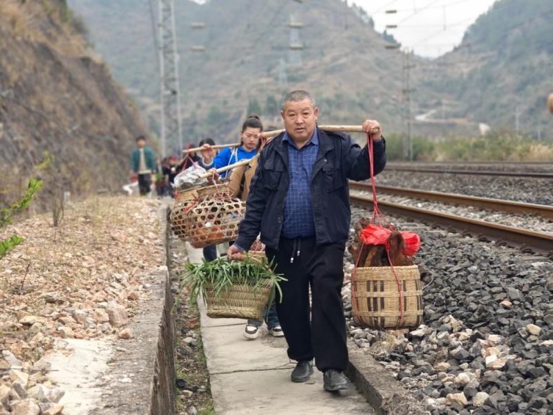 新春走基层｜“村火车”上的新春年货铺 连续7年赢得“人心红利”