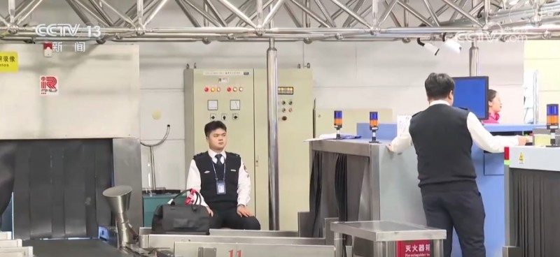 机器人“上岗”“无感通关” 多项暖心服务助力百姓春运便捷出行