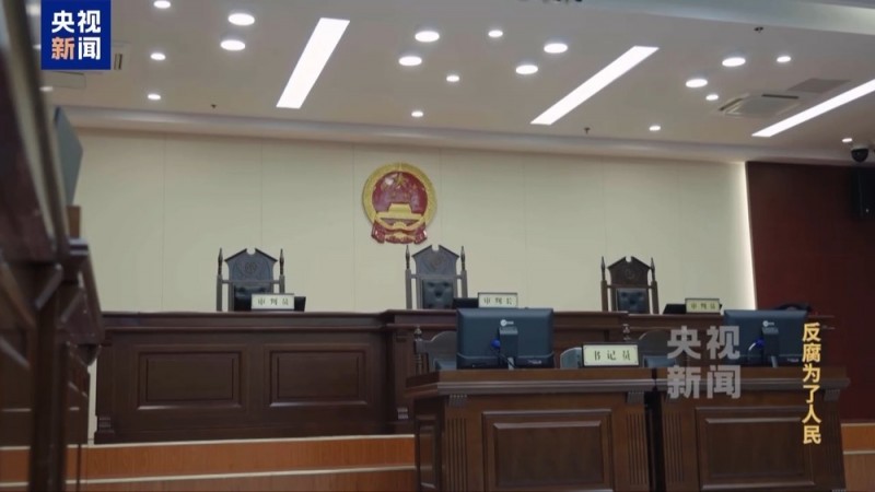 在鞍前马后的奉承里迷失方向 贪官被“保姆式”围猎细节披露→