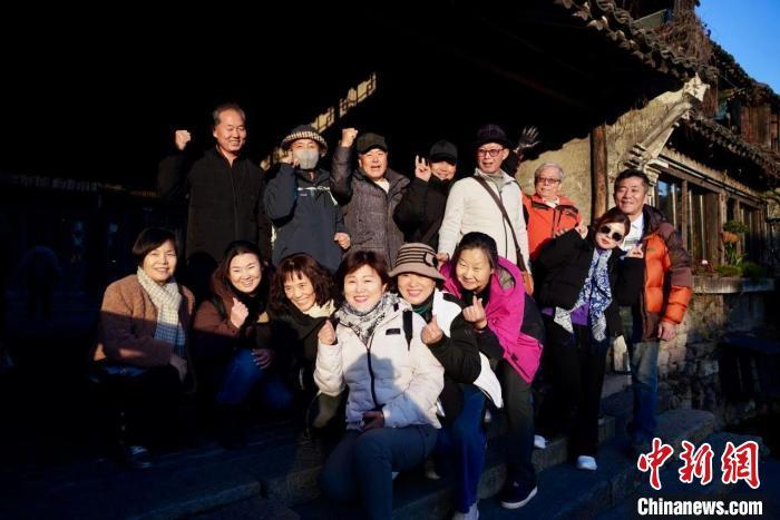 （新春走基层）浙江水乡乌镇年味浓 入境游吸引“洋客人”