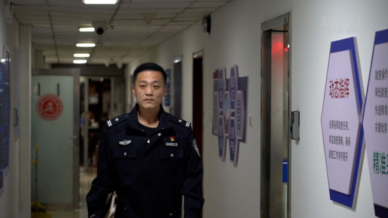 初心不渝：警徽照亮万家灯火