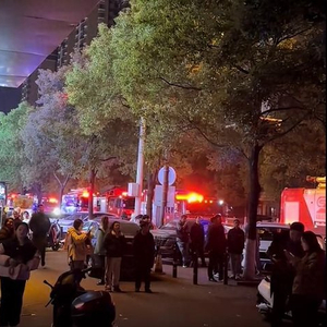 湖南长沙县一栋大楼凌晨发生爆炸，住户睡梦中被巨响震醒，现场十多辆消防车扑救