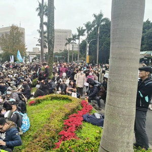 台媒：民众党发起游行支持柯文哲，抗议者行进路线混乱，其间爆发争执