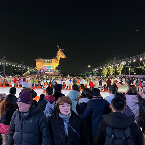 跨年夜上海热闹喜庆，人们享受冰雪浪漫，也“买买买”