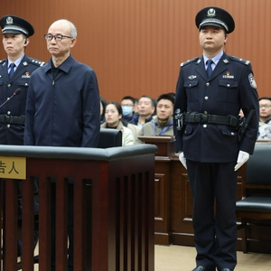 钟自然，将机密级文件交予不应知悉者阅看并保管，情节严重！