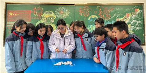 官兵借住校园，离开时给学生留下的“开学礼物”太暖了……