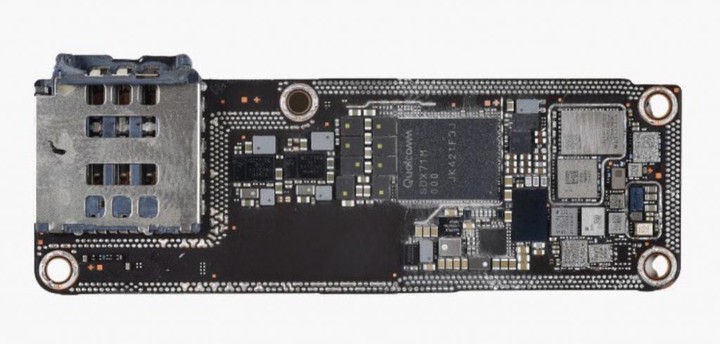 iPhone 16e 上的这颗全新芯片，为什么值得苹果烧几十亿美元？