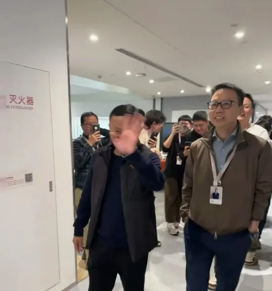 曝苹果最终选择阿里合作中国AI服务，放弃DeepSeek；传华为上汽合作敲定，第五品牌初定「尚界」；小鹏副总裁质疑理想数据有问题丨雷峰早报