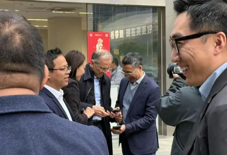 字节全员会反思大模型业务进度过慢；腾讯称微信AI搜索不会使用朋友圈、聊天等个人信息；吉利官宣：极氪正式入主领克丨雷峰早报