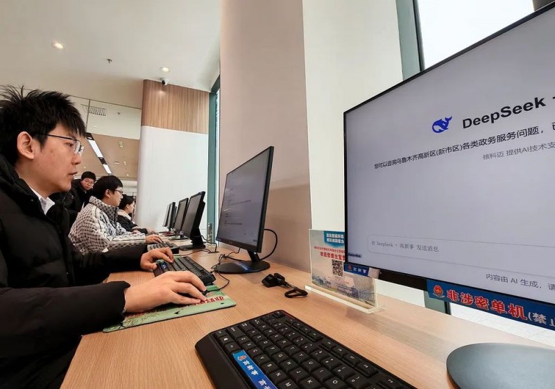 看丹观察丨首批“AI公务员”上岗！网友担心……DeepSeek这样回答→