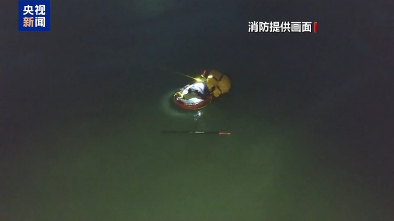 意外落入冰窟怎么办？消防员手把手教你如何自救→