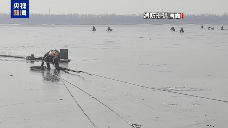 意外落入冰窟怎么办？消防员手把手教你如何自救→