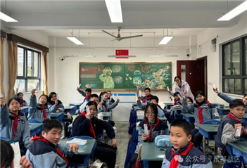 官兵借住校园，离开时给学生留下的“开学礼物”太暖了……