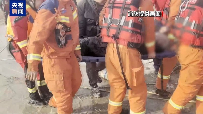意外落入冰窟怎么办？消防员手把手教你如何自救→